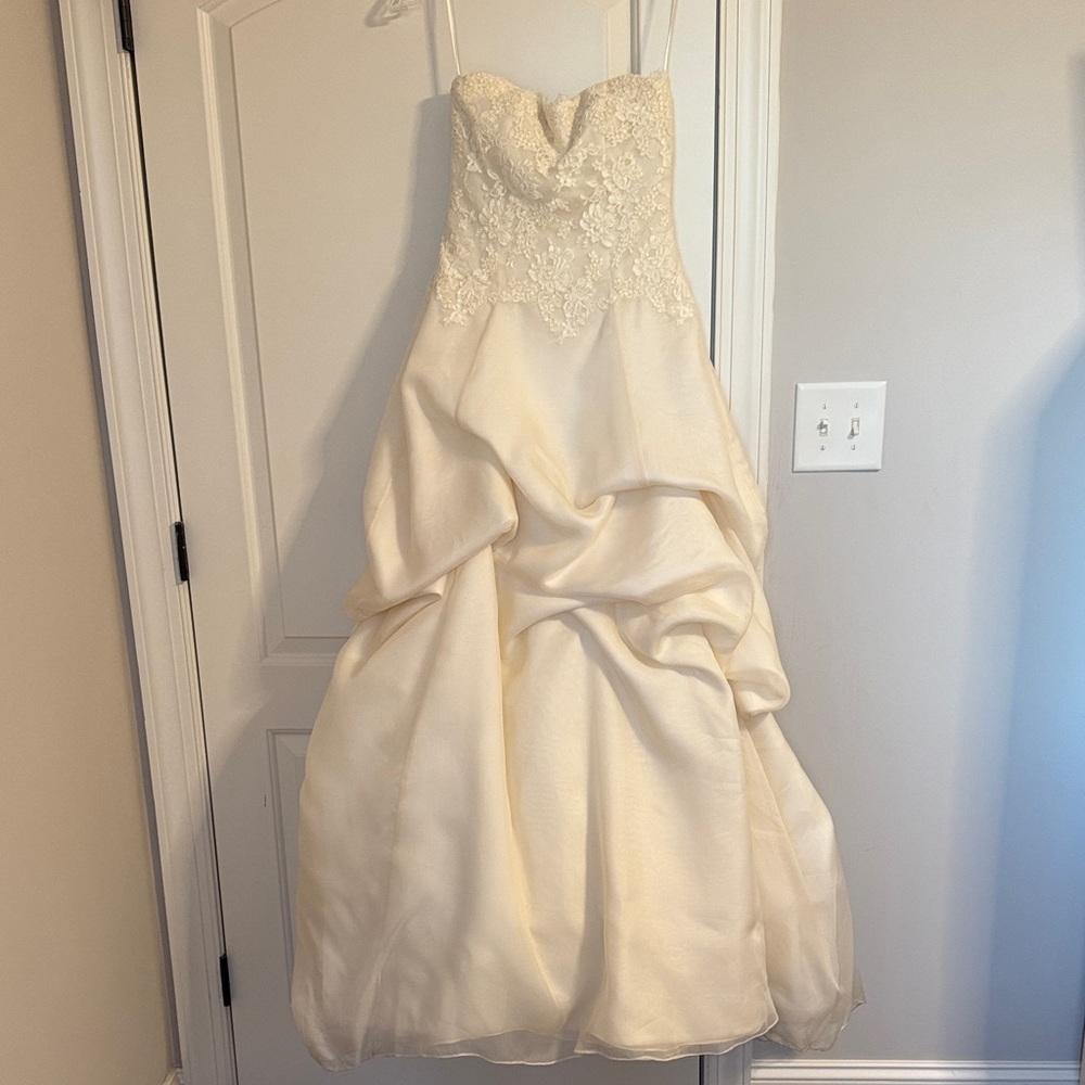 Monique Lhuillier Bliss Wedding Gown in Ivory